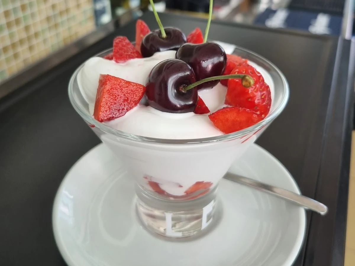 Milk and Coffee &ndash; coppa di yogurt con fragole e ciliegie